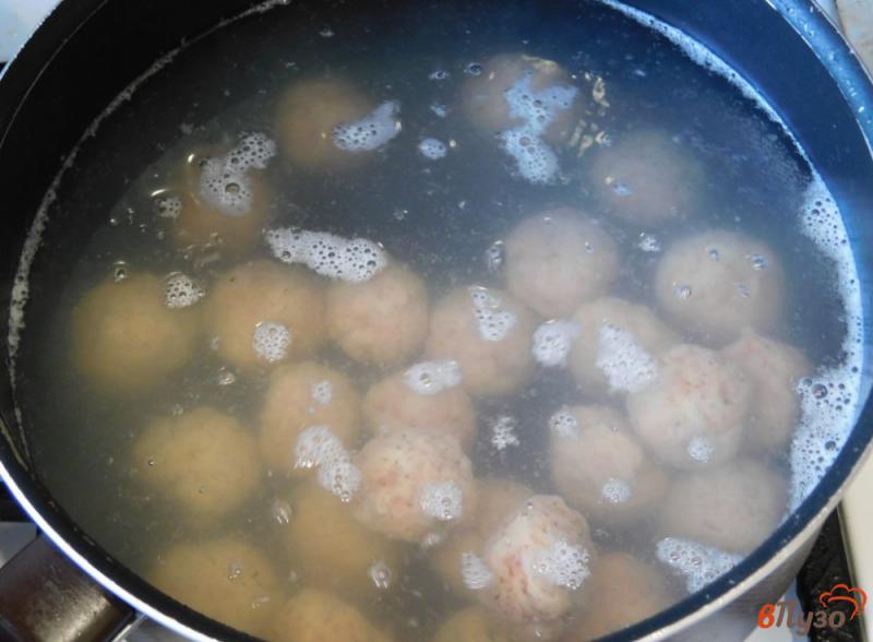Фото приготовление рецепта: Суп с фрикадельками и вермишелью шаг №3