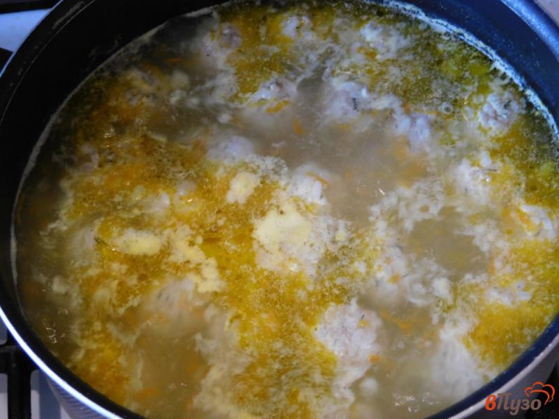 Фото приготовление рецепта: Суп с фрикадельками и вермишелью шаг №6