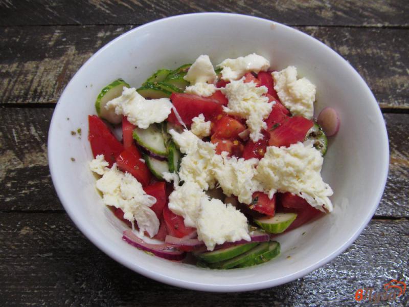 Фото приготовление рецепта: Овощной салат с сыром моцарелла шаг №5