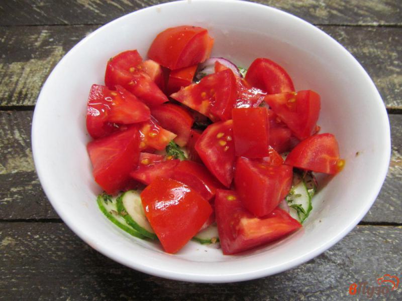 Фото приготовление рецепта: Овощной салат с сыром моцарелла шаг №4
