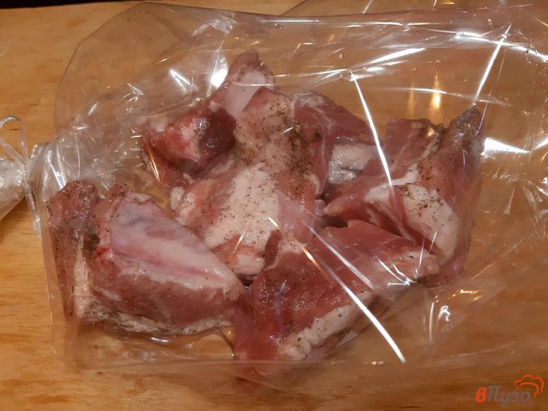 Фото приготовление рецепта: Свиные ребрышки в рукаве в духовке шаг №3