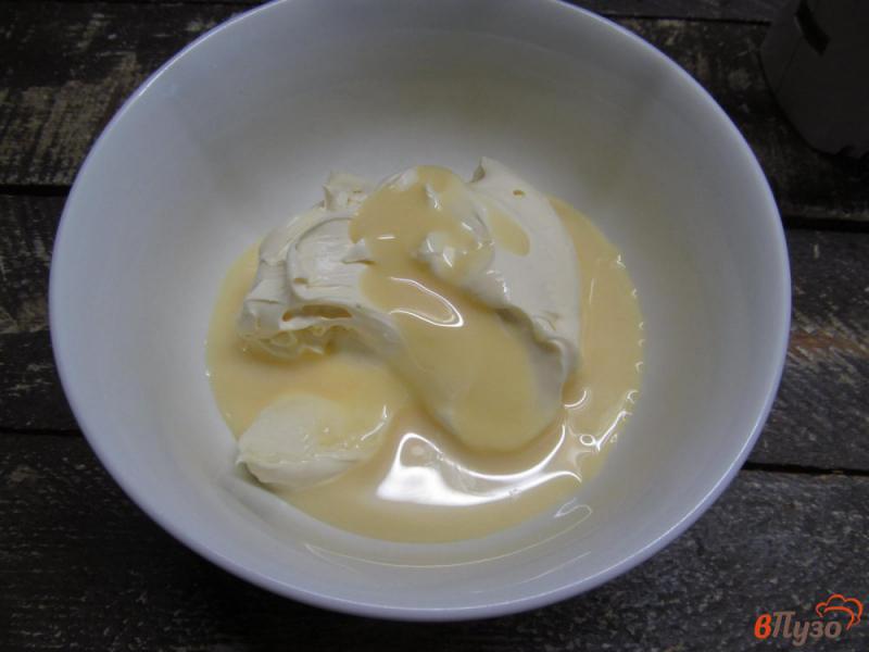 Фото приготовление рецепта: Сливочное мороженое с малиной и розмарином шаг №3