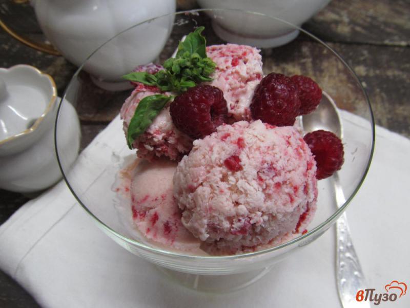 Фото приготовление рецепта: Сливочное мороженое с малиной и розмарином шаг №8