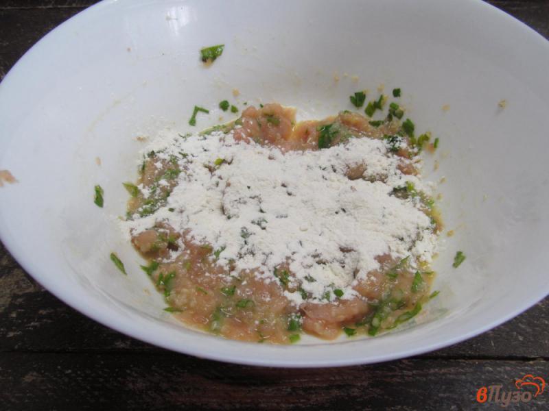 Фото приготовление рецепта: Суп с цветной капустой щавелем и фрикадельками шаг №3