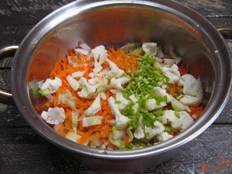 Фото приготовление рецепта: Суп с цветной капустой щавелем и фрикадельками шаг №4