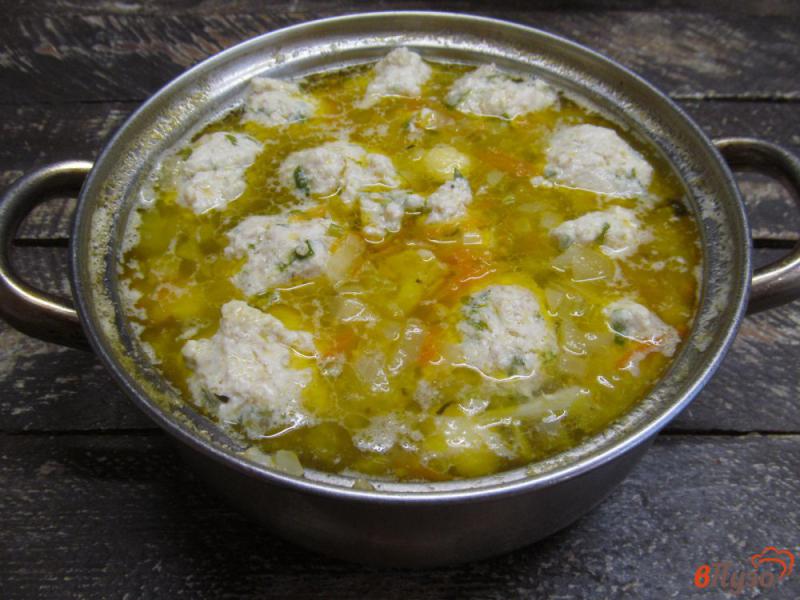 Фото приготовление рецепта: Суп с цветной капустой щавелем и фрикадельками шаг №6
