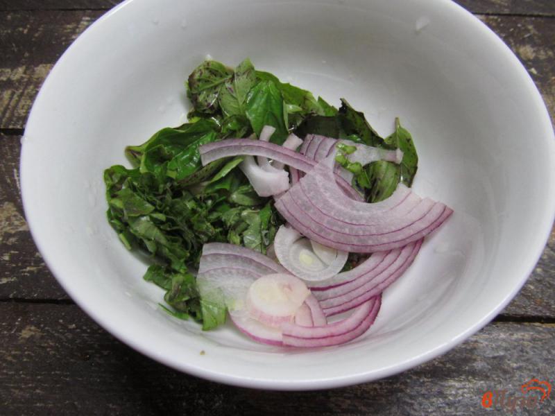 Фото приготовление рецепта: Огуречный салат с виноградом шаг №2