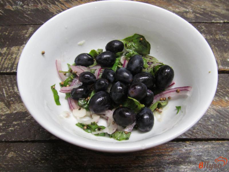 Фото приготовление рецепта: Огуречный салат с виноградом шаг №3