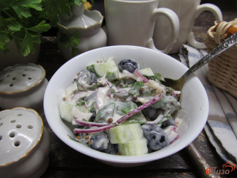 Фото приготовление рецепта: Огуречный салат с виноградом шаг №6
