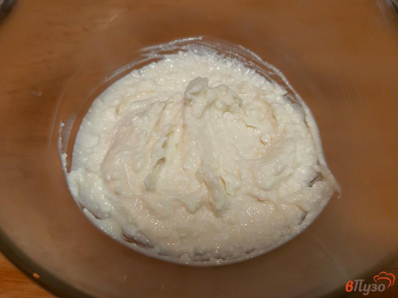 Фото приготовление рецепта: Творожный десерт с карамелизированными сливами шаг №5