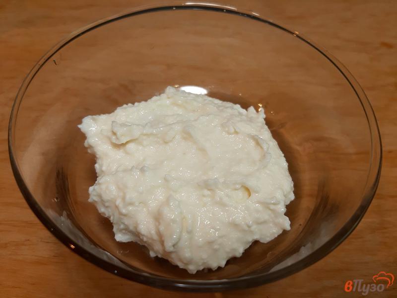 Фото приготовление рецепта: Творожный десерт с карамелизированными сливами шаг №7