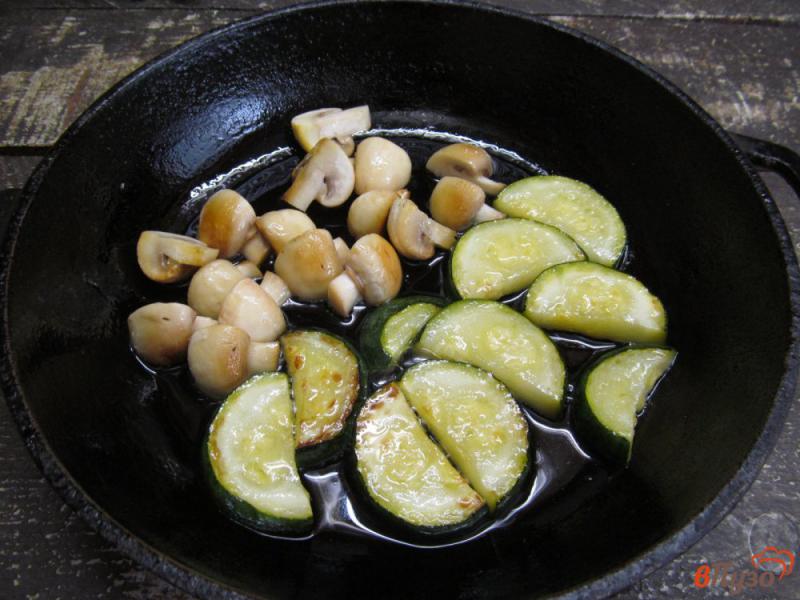 Фото приготовление рецепта: Салат с жареными кабачком и шампиньоном шаг №3