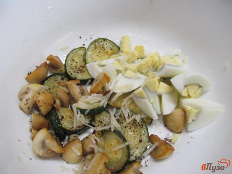 Фото приготовление рецепта: Салат с жареными кабачком и шампиньоном шаг №5