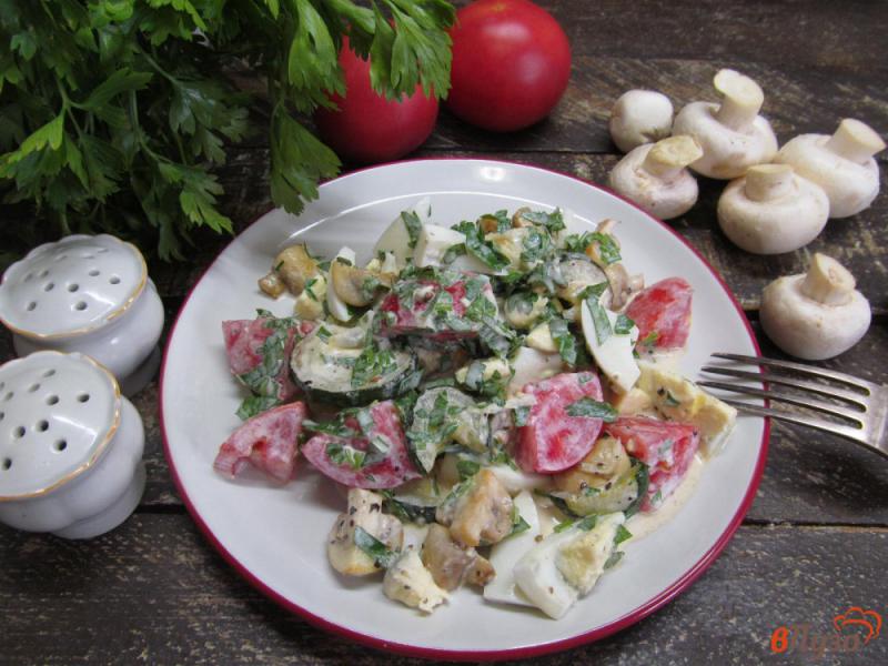 Фото приготовление рецепта: Салат с жареными кабачком и шампиньоном шаг №8