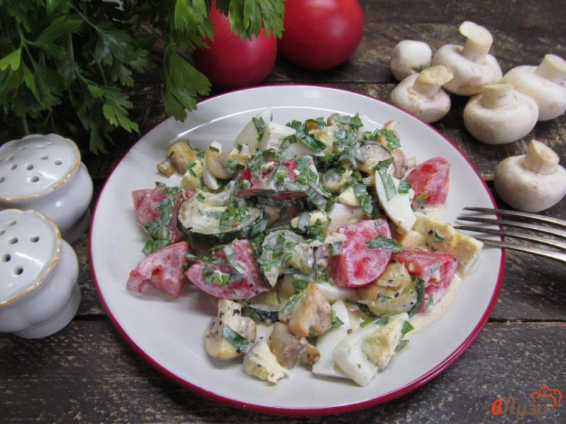 Фото приготовление рецепта: Салат с жареными кабачком и шампиньоном шаг №9