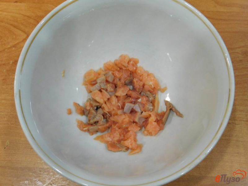 Фото приготовление рецепта: Салат с красной рыбой шаг №1