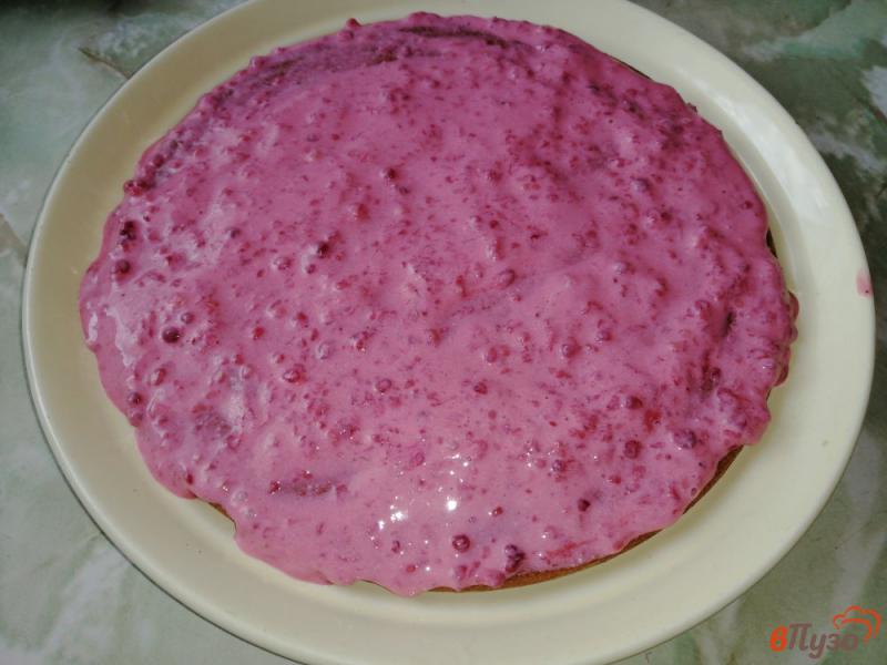 Фото приготовление рецепта: Пирог с малиновым кремом и безе шаг №6