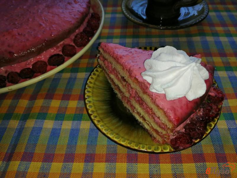 Фото приготовление рецепта: Пирог с малиновым кремом и безе шаг №11