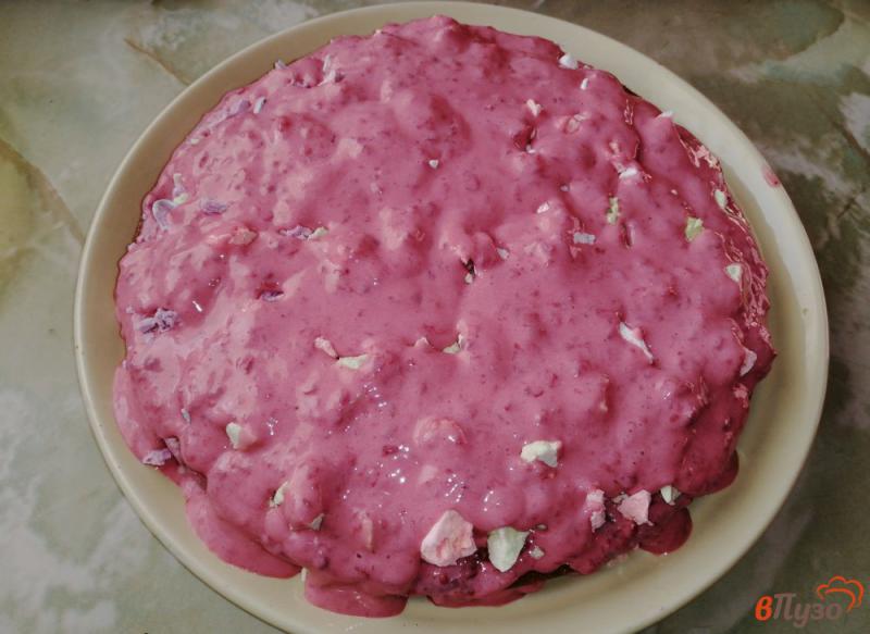 Фото приготовление рецепта: Пирог с малиновым кремом и безе шаг №8