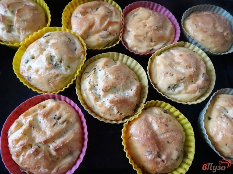 Фото приготовление рецепта: Творожно-сырные кексы с зеленью шаг №8