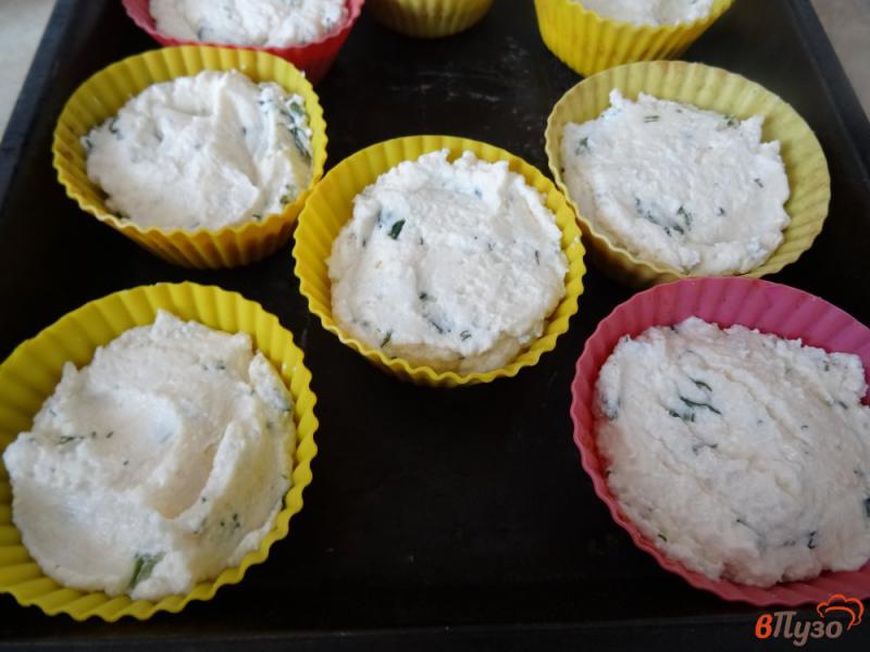 Фото приготовление рецепта: Творожно-сырные кексы с зеленью шаг №7