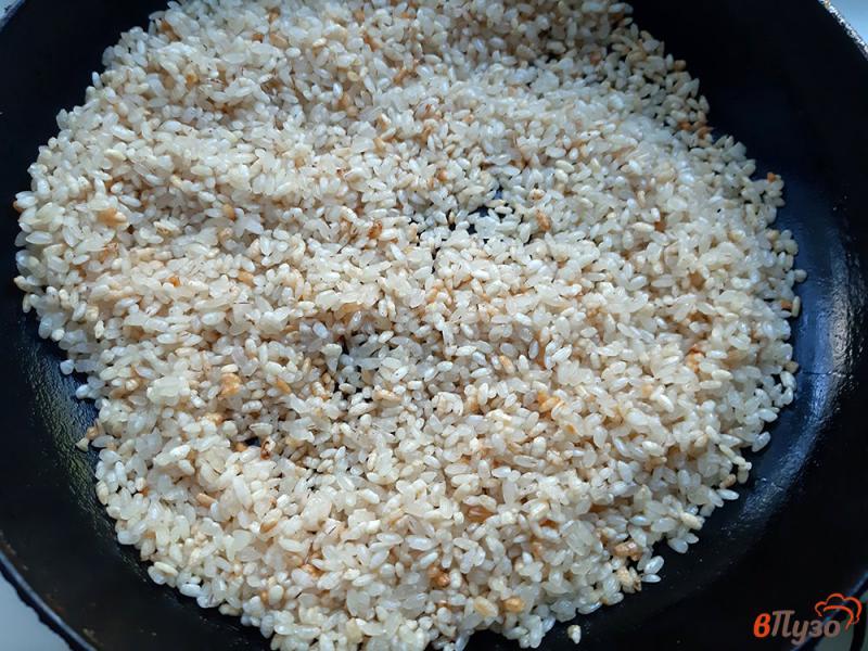 Фото приготовление рецепта: Жареный рис шаг №4