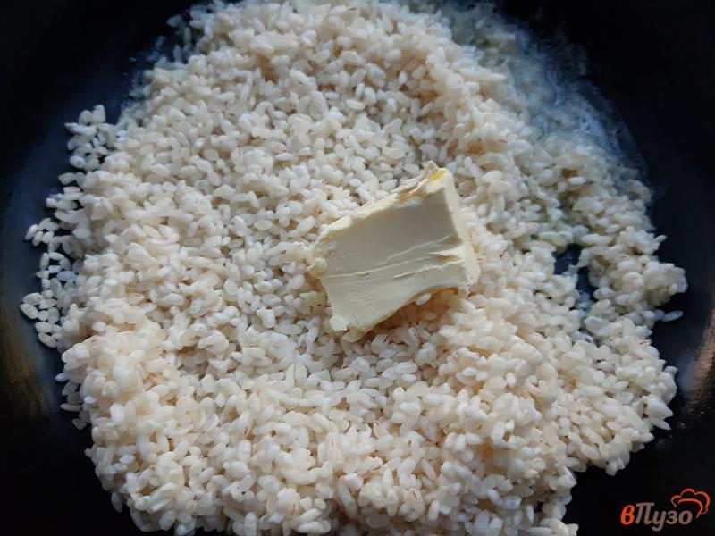Фото приготовление рецепта: Жареный рис шаг №3
