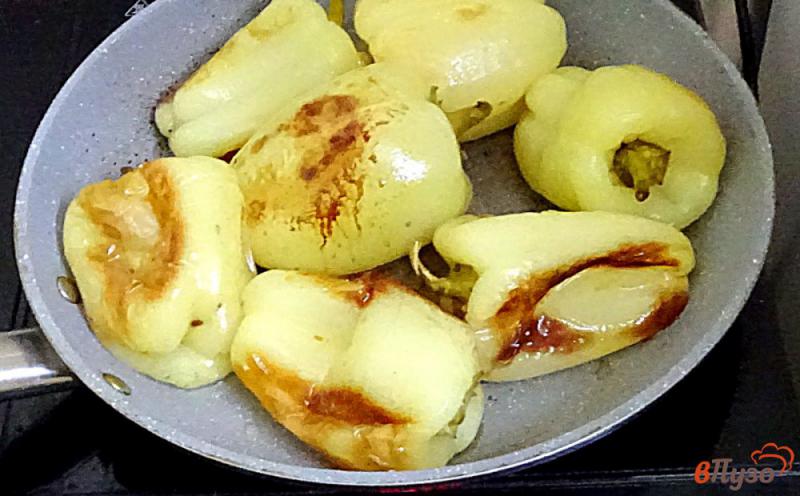 Фото приготовление рецепта: Жареный перец с чесночным соусом шаг №2
