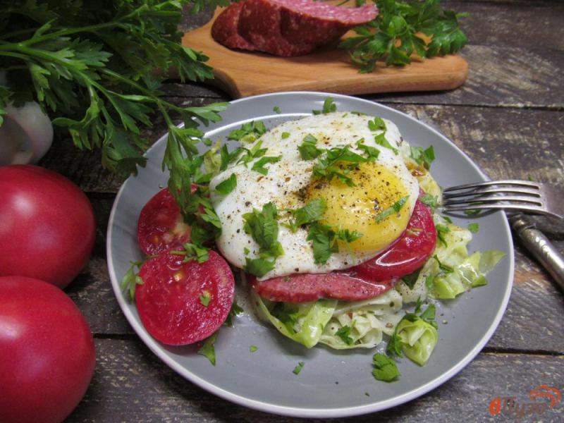 Фото приготовление рецепта: Бутерброд из жареной капусты с яйцом и помидором шаг №4