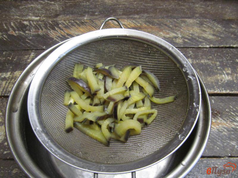 Фото приготовление рецепта: Салат из баклажана с цветной капустой и шампиньоном шаг №3