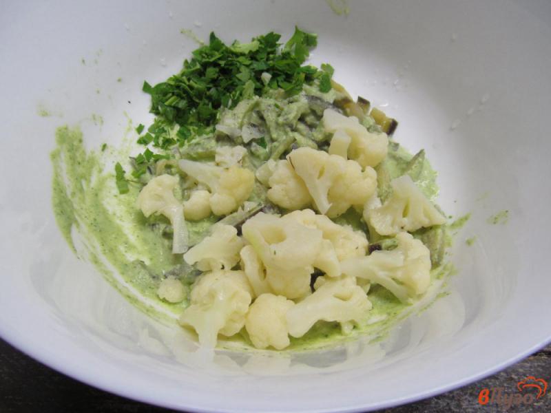Фото приготовление рецепта: Салат из баклажана с цветной капустой и шампиньоном шаг №5