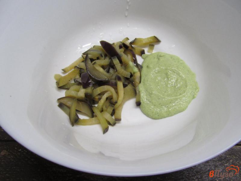 Фото приготовление рецепта: Салат из баклажана с цветной капустой и шампиньоном шаг №4
