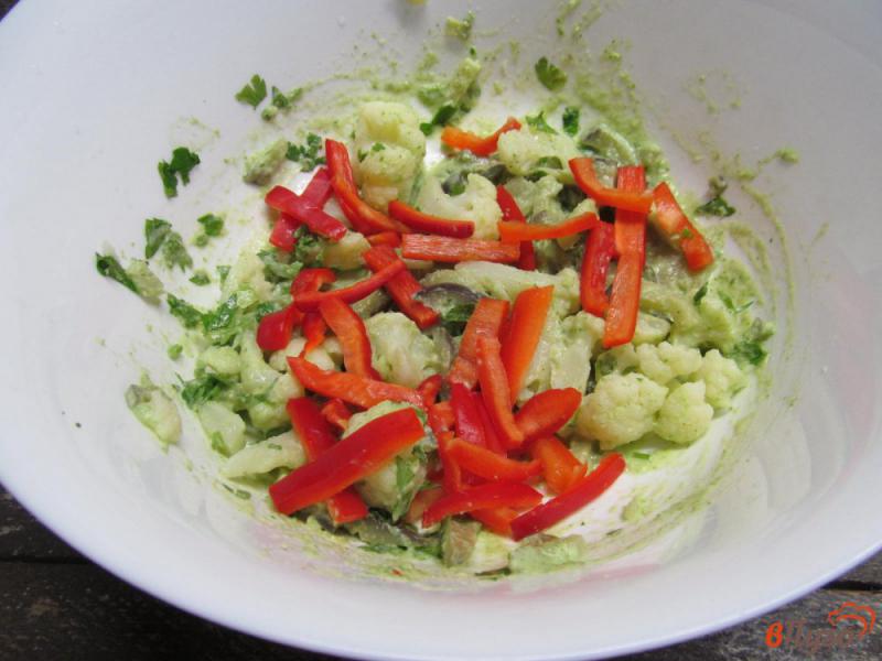 Фото приготовление рецепта: Салат из баклажана с цветной капустой и шампиньоном шаг №7