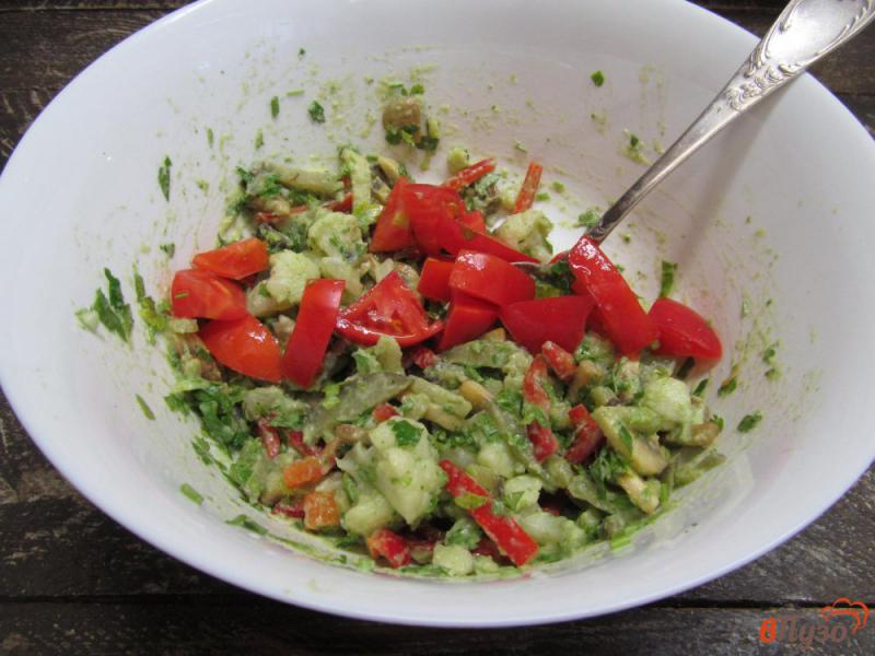 Фото приготовление рецепта: Салат из баклажана с цветной капустой и шампиньоном шаг №9