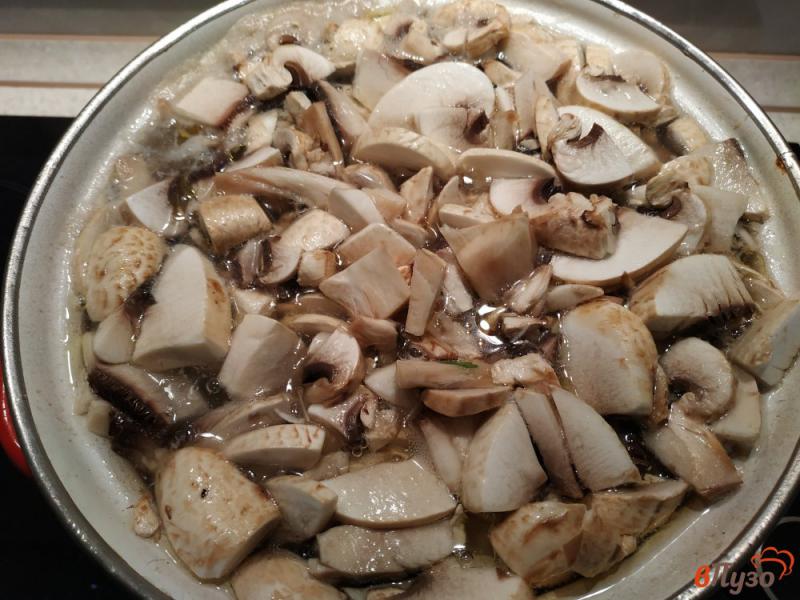 Фото приготовление рецепта: Суп с грибами и плавленым сыром шаг №7