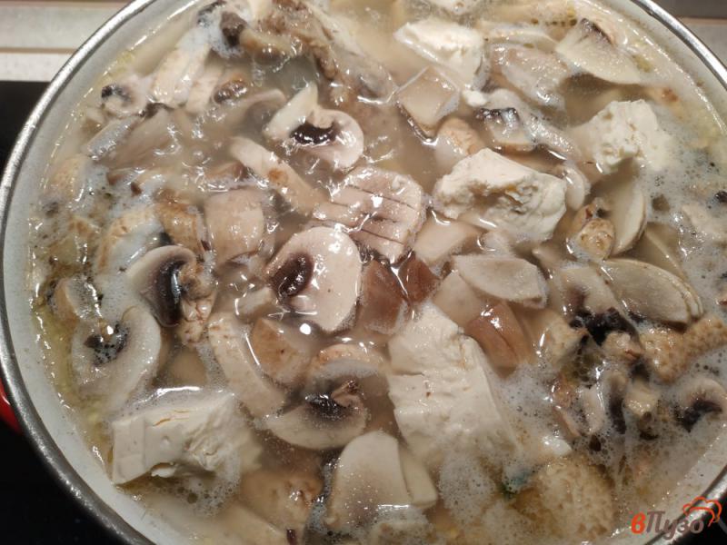 Фото приготовление рецепта: Суп с грибами и плавленым сыром шаг №8