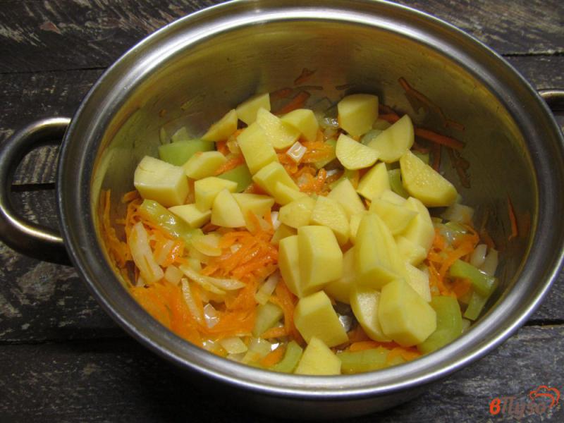 Фото приготовление рецепта: Суп с консервированными сардинами и крупой «Артек» шаг №2