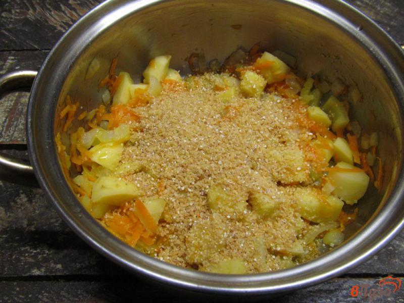 Фото приготовление рецепта: Суп с консервированными сардинами и крупой «Артек» шаг №3