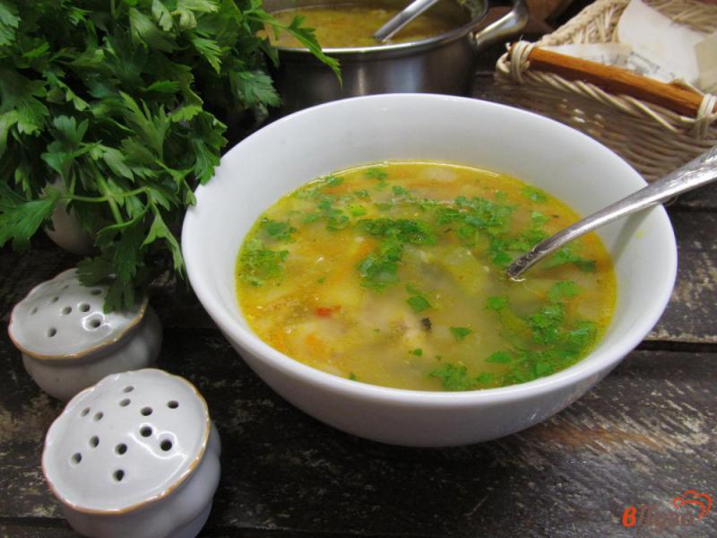 Фото приготовление рецепта: Суп с консервированными сардинами и крупой «Артек» шаг №7