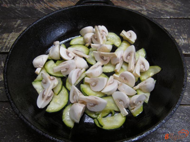 Фото приготовление рецепта: Сырная гречка с начинкой из кабачка и шампиньона шаг №3
