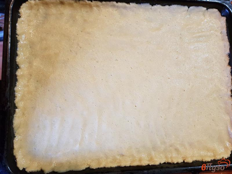 Фото приготовление рецепта: Песочный пирог с вареньем из черной смородины шаг №5