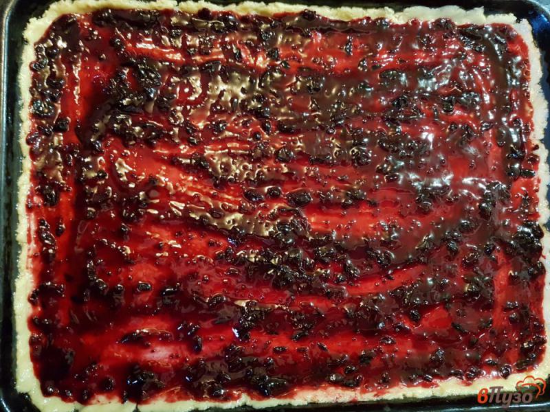 Фото приготовление рецепта: Песочный пирог с вареньем из черной смородины шаг №6