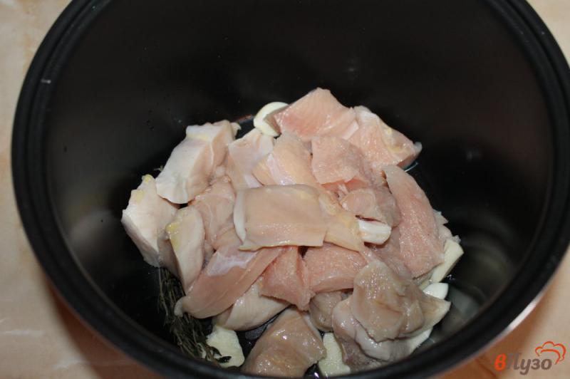 Фото приготовление рецепта: Куриное филе кусочками с луком в мультиварке шаг №2