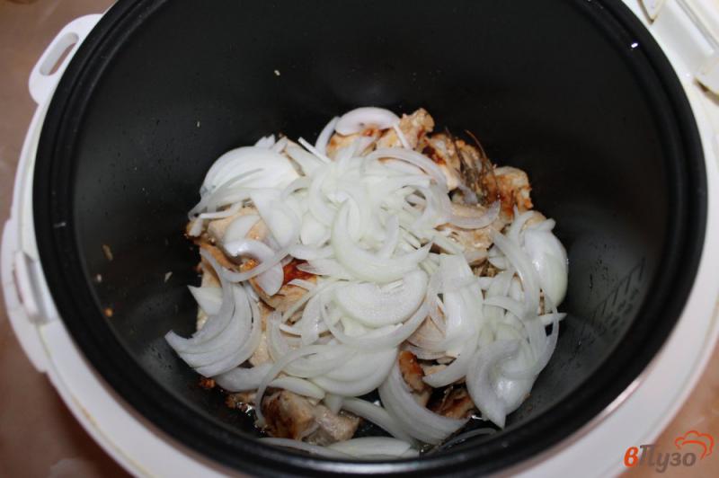 Фото приготовление рецепта: Куриное филе кусочками с луком в мультиварке шаг №4