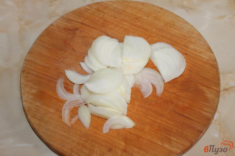 Фото приготовление рецепта: Куриное филе кусочками с луком в мультиварке шаг №3