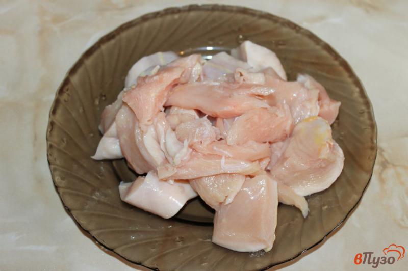 Фото приготовление рецепта: Куриное филе кусочками с луком в мультиварке шаг №1