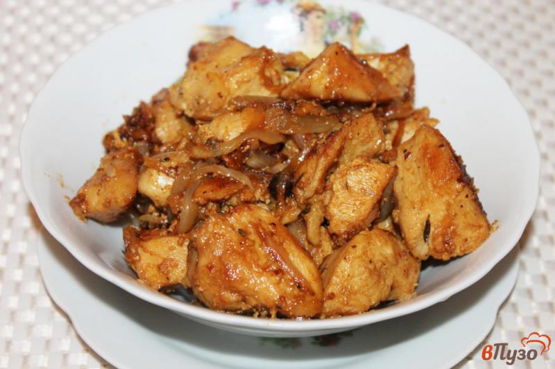 Фото приготовление рецепта: Куриное филе кусочками с луком в мультиварке шаг №6