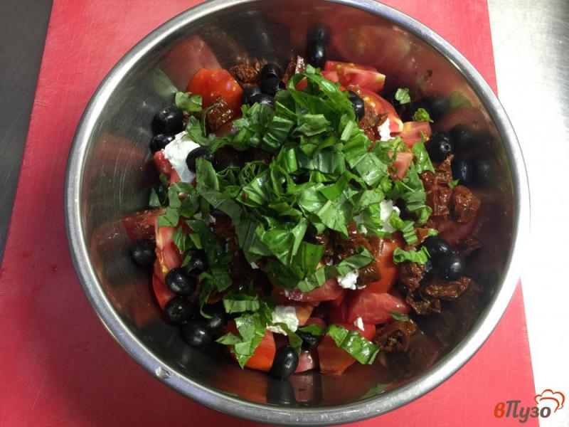 Фото приготовление рецепта: Салат из помидор с вялеными томатами, фетой и маслинами шаг №5
