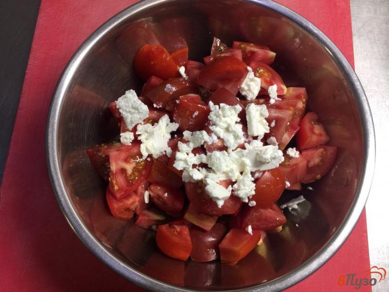 Фото приготовление рецепта: Салат из помидор с вялеными томатами, фетой и маслинами шаг №2