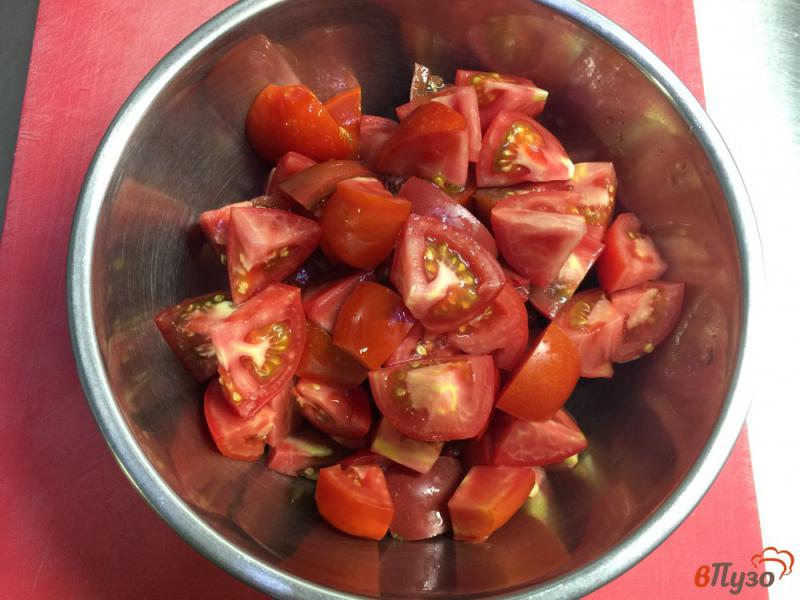 Фото приготовление рецепта: Салат из помидор с вялеными томатами, фетой и маслинами шаг №1